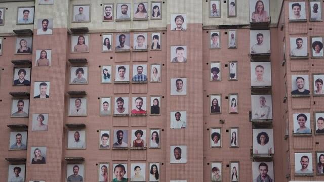 深圳烂尾楼贴满人像惹争议