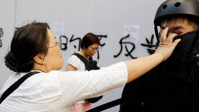 香港女子扯暴徒面罩后遭围殴