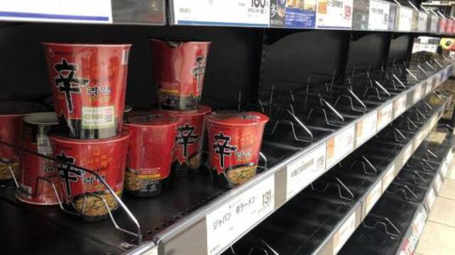 日本民众搬空超市 韩国泡面无人问津