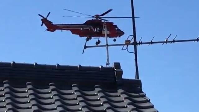日本救灾直升机失误 女子空中坠落