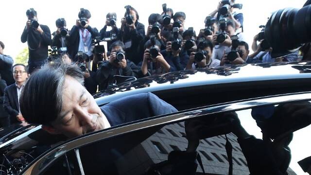 文在寅“男闺蜜”辞职现场