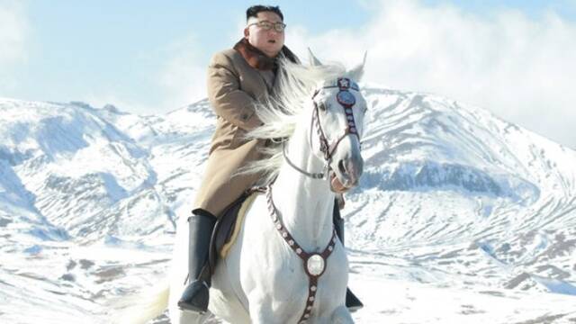 金正恩骑白马登上白头山 俯瞰山峦