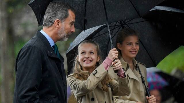 西班牙公主给2米高国王撑伞