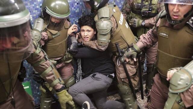 智利骚乱升级 示威者街头被捕