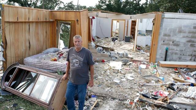 龙卷风来袭 美国居民：睡醒房顶没了