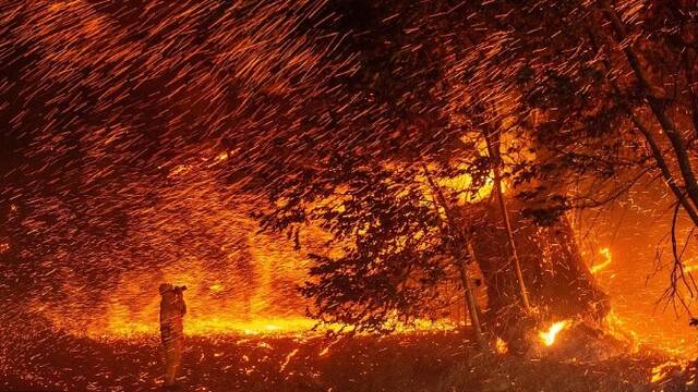 美国加州山火吞没房屋 宛如炼狱