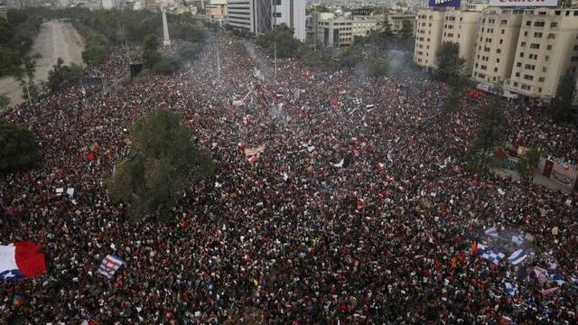 智利反政府示威现场人山人海 卡车司机开车堵路