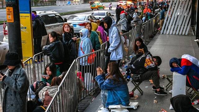 凌晨 西安大学生在路边排长队