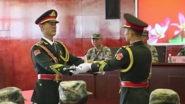 驻港部队三军仪仗队队长交接现场