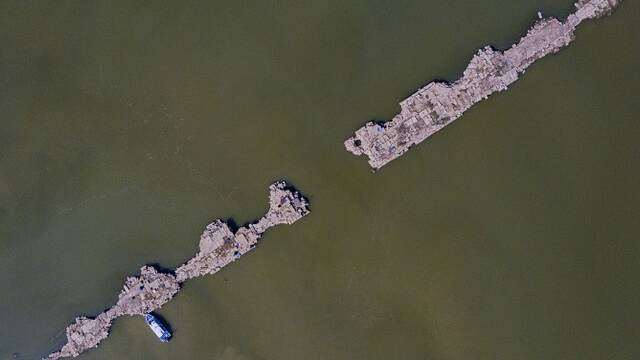 仙女湖水位下降 明代万年桥露真容