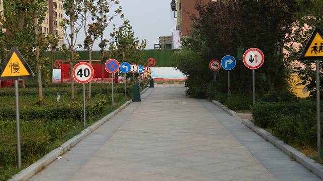 郑州40米小路安12块交通标牌
