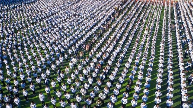 长春大学万名师生手语“合唱”