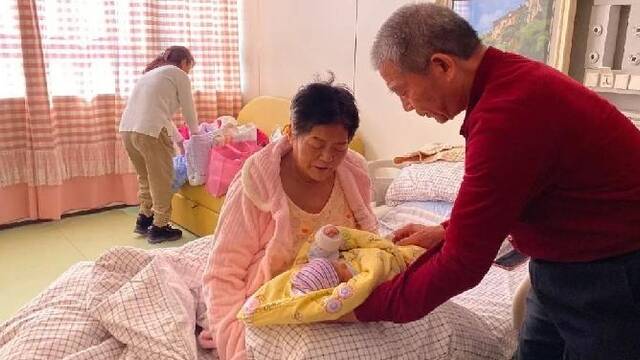 67岁高龄产妇产女之后