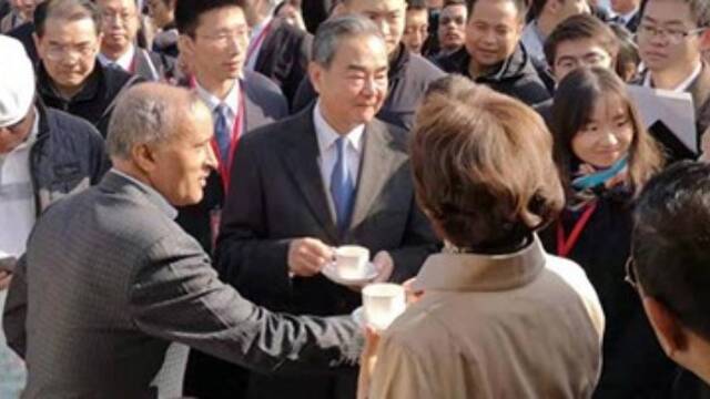 王毅在外交部义卖活动现场品红茶