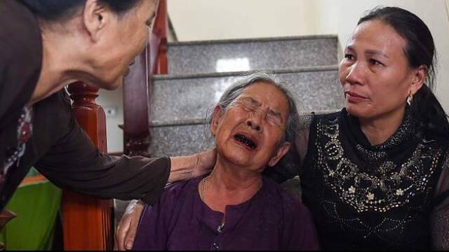 悲痛的疑似英货车案遇难者家属