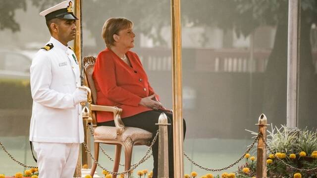 默克尔访印遇雾霾 期间撑不住坐了下来