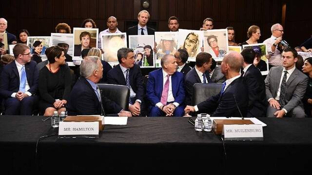 波音公司听证会现场 他们突然看向身后