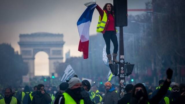 法警方已逮捕上万“黄马甲”抗议者