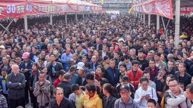 人山人海买彩票