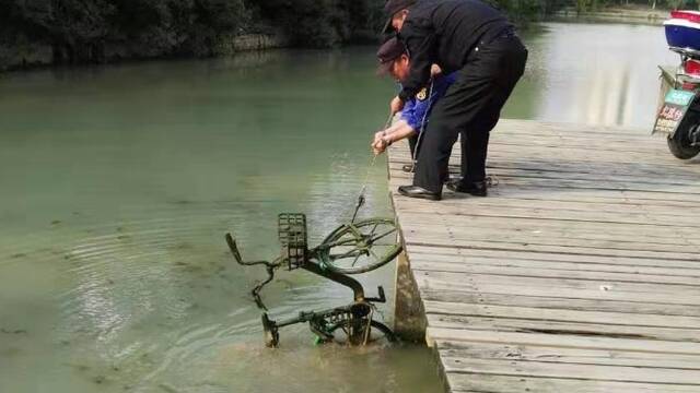 安徽合肥：河里捞出50辆共享单车