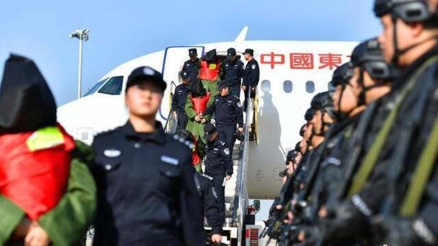 3架飞机 208名“蒙面乘客”被押回国