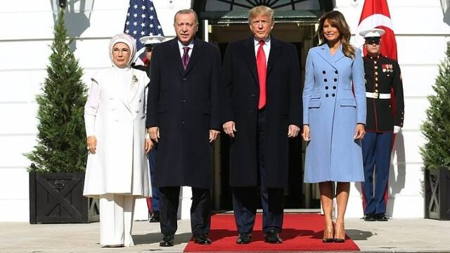 特朗普夫妇又把别人挤出红毯了