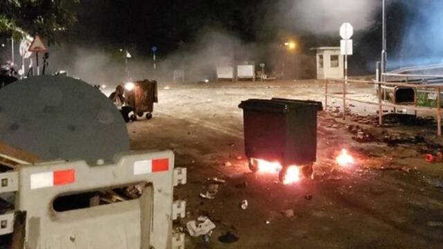 港中大入夜成“战场” 暴徒纵火袭警