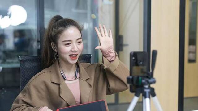 直播间，不能开口的女孩们