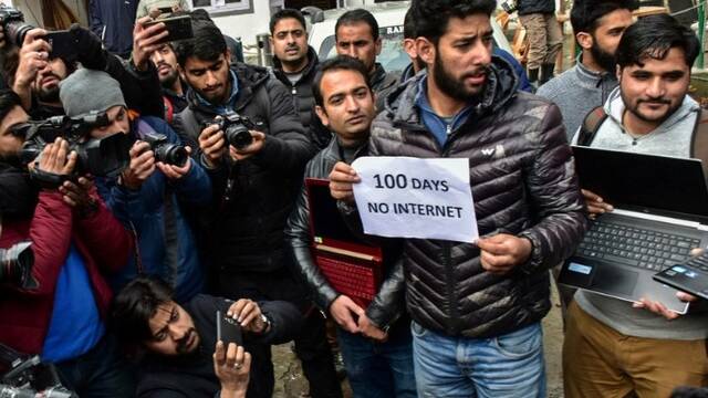 克什米尔：记者街头抗议当局断网100天