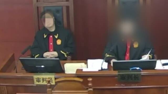 法院公开庭审中 一名法官睡着了