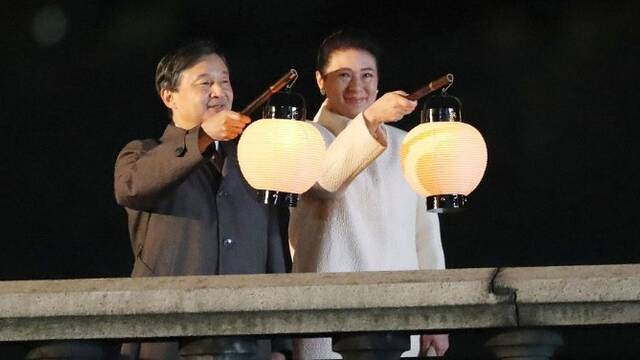 德仁天皇夫妇提灯笼与万千民众隔水相望