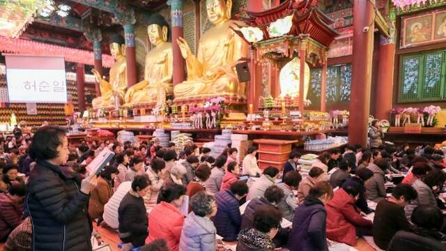 韩国高考仅剩一天 家长齐聚“抱佛脚”