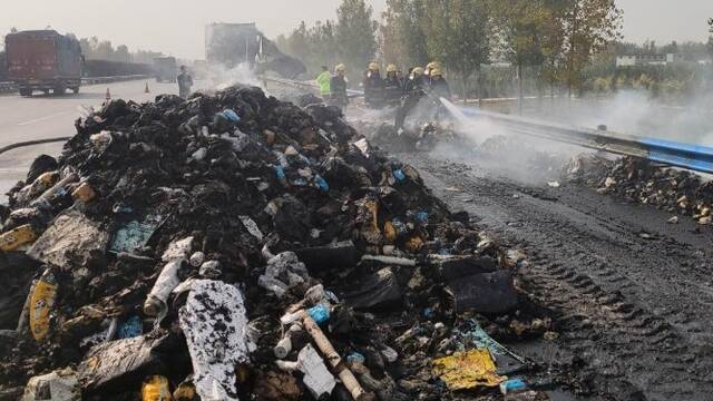 一快递车在安阳起火 13吨包裹烧为灰烬