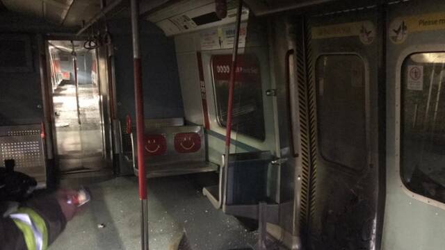 再有暴徒闯入港铁纵火烧列车
