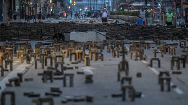 清晨，香港市民自发清理路障