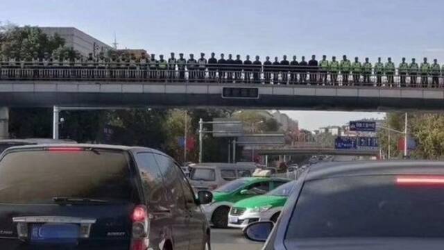 80名交警站在天桥注视路口