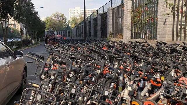 近千辆共享单车挤占人行道