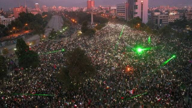 智利骚乱现场 示威者用镭射灯干扰直升机