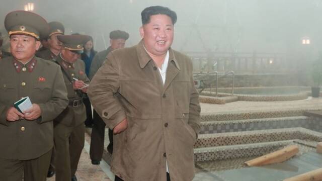 金正恩看了看温泉 露出满意微笑