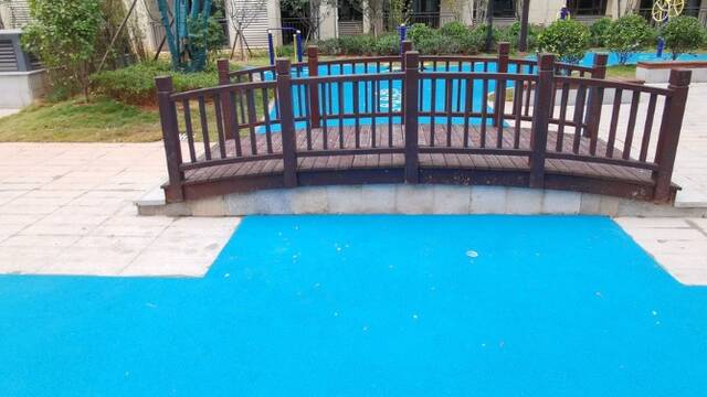 小区里用蓝色塑胶做的“人工湖”