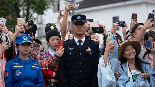 在中国街头，有几百万人穿汉服