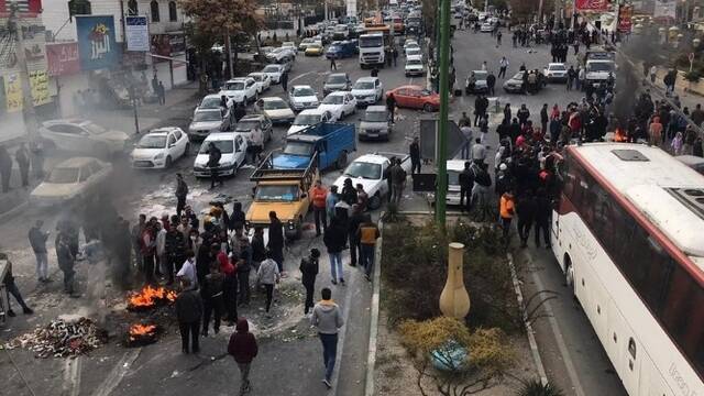 伊朗上调油价引暴乱 加油站被烧空