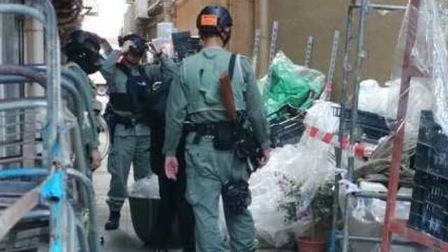 香港一投票站附近惊现50多枚汽油弹