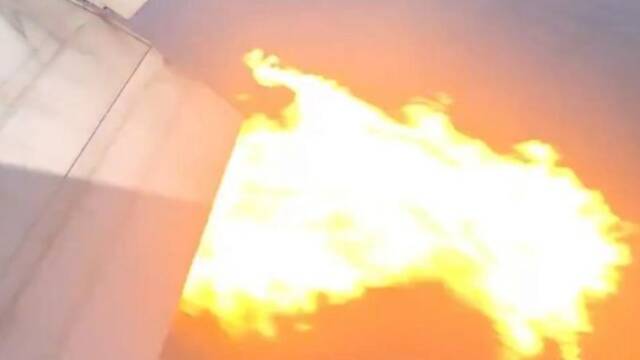 波音客机从美国起飞后引擎喷火 传出巨响