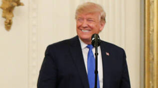 白宫这一幕 突然把特朗普逗笑了