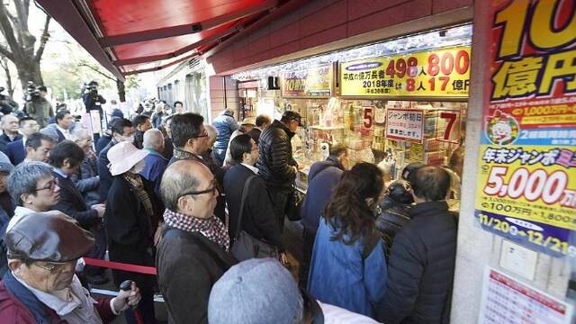 日本民众排队买年终彩票 最高奖6480万
