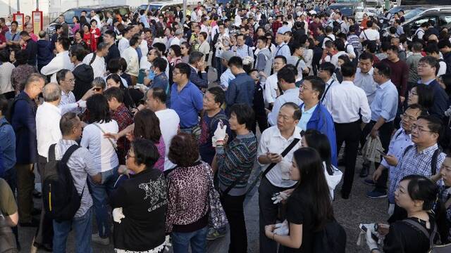 上千香港市民自发上街