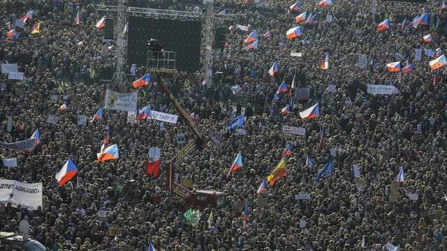 捷克举行万人集会 要求总理辞职