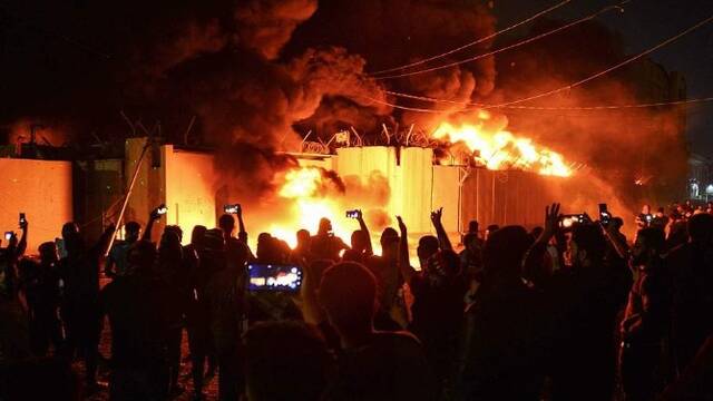 伊拉克示威者把伊朗领事馆烧了