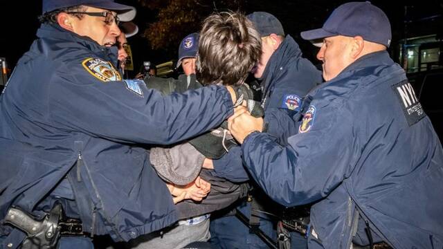 纽约示威者被警察抓捕现场